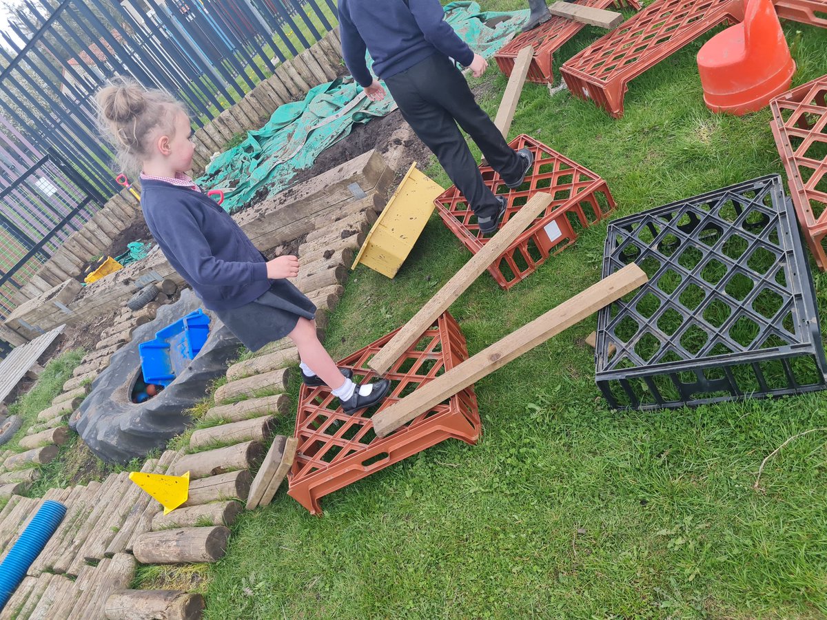 Great to be back at @dedridgeps after our holiday. A fun afternoon in the messy garden for P2. Watch out the floor is lava! 🌋