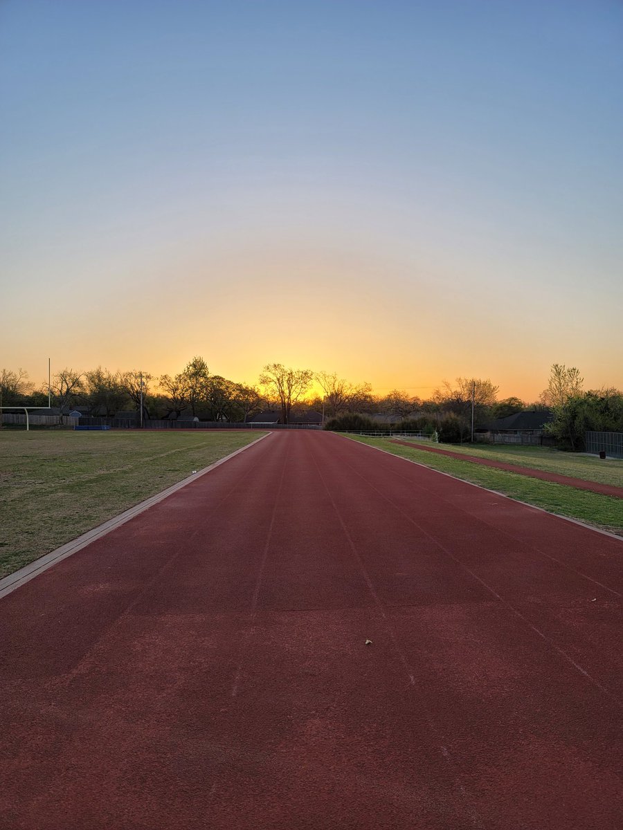 dgolgartjr's tweet photo. Back at the track!
#wahoo #wahoorunning #iwahoo #thisiswahoo #TeamULTRA #doitforthecheers @WahooRunning https://t.co/1vY385zQIy