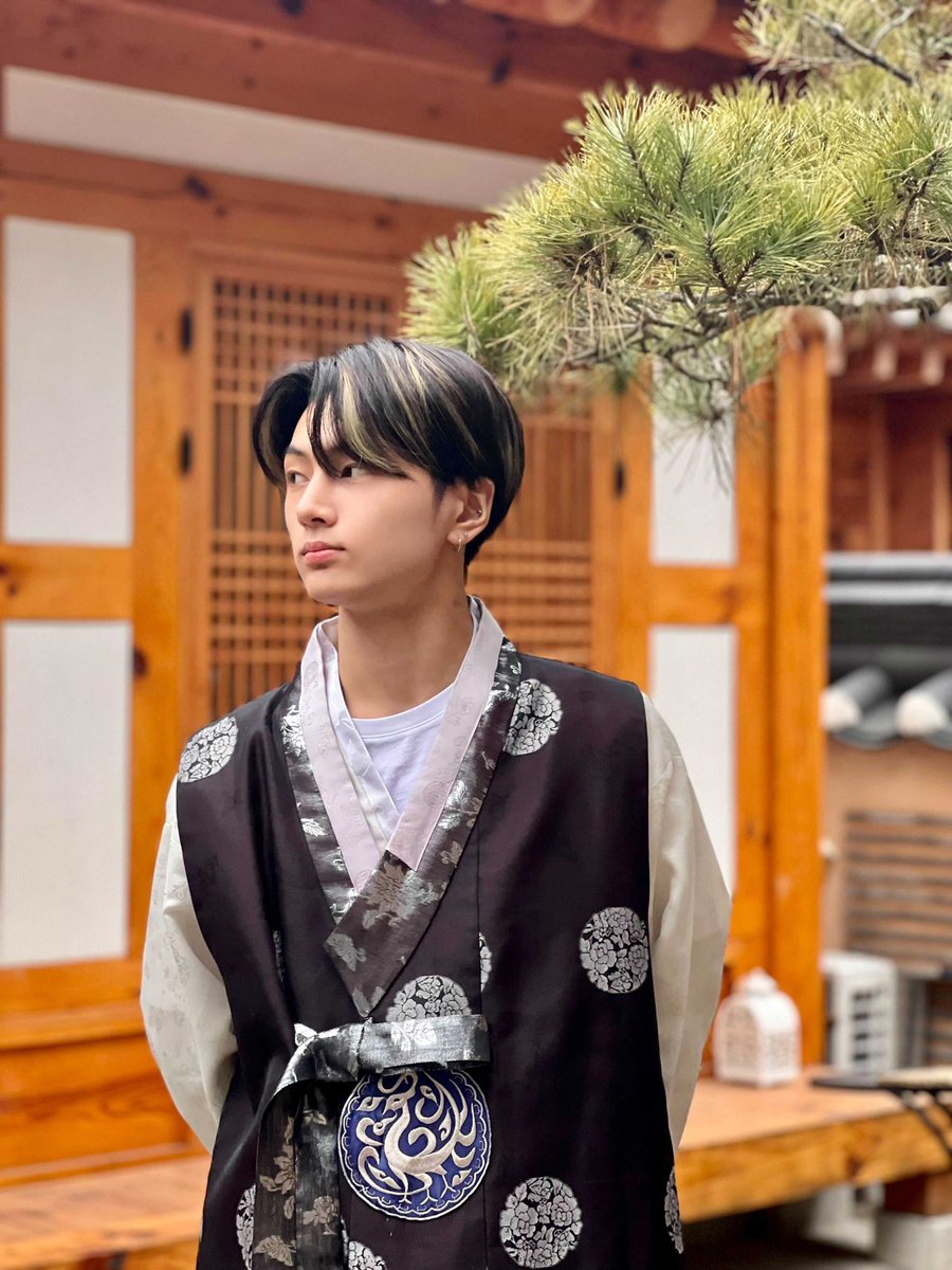 tn_at03's tweet photo. Happy birthday to my preciuos boy 🥰 wish all the best for u 🥳 chúc Jay sinh nhật vui vẻ, mong anh luôn có nhiều sức khỏe và phải thật hạnh phúc nhéee 😉 mong mọi điều tốt đẹp sẽ đến với anh ❤️ #BelovedBirthJAY #제이의_생일을_쫑말쫑말_축하해 https://t.co/rZJJNI5V3I