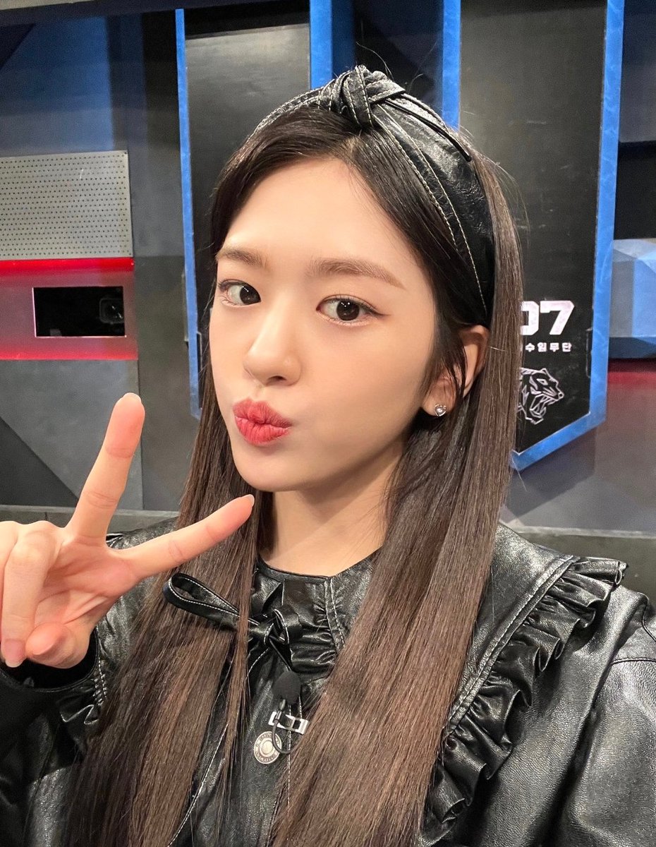 IveFrance's tweet photo. @IVEstarship 🇨🇵 › “#Channel_A #SteelTroops2 terminé 💘
Je suis jalouse de Yujin parce que je peux la voir tous les jours.
Chiot mignon, chiot charismatique, joli chiot 🐶
Je ne veux pas rater une seule seconde 😖💕”
#IVE #아이브 #YUJIN #유진
#LOVEDIVE #러브다이브
___
🫧 https://t.co/FVc4tN8F2Q