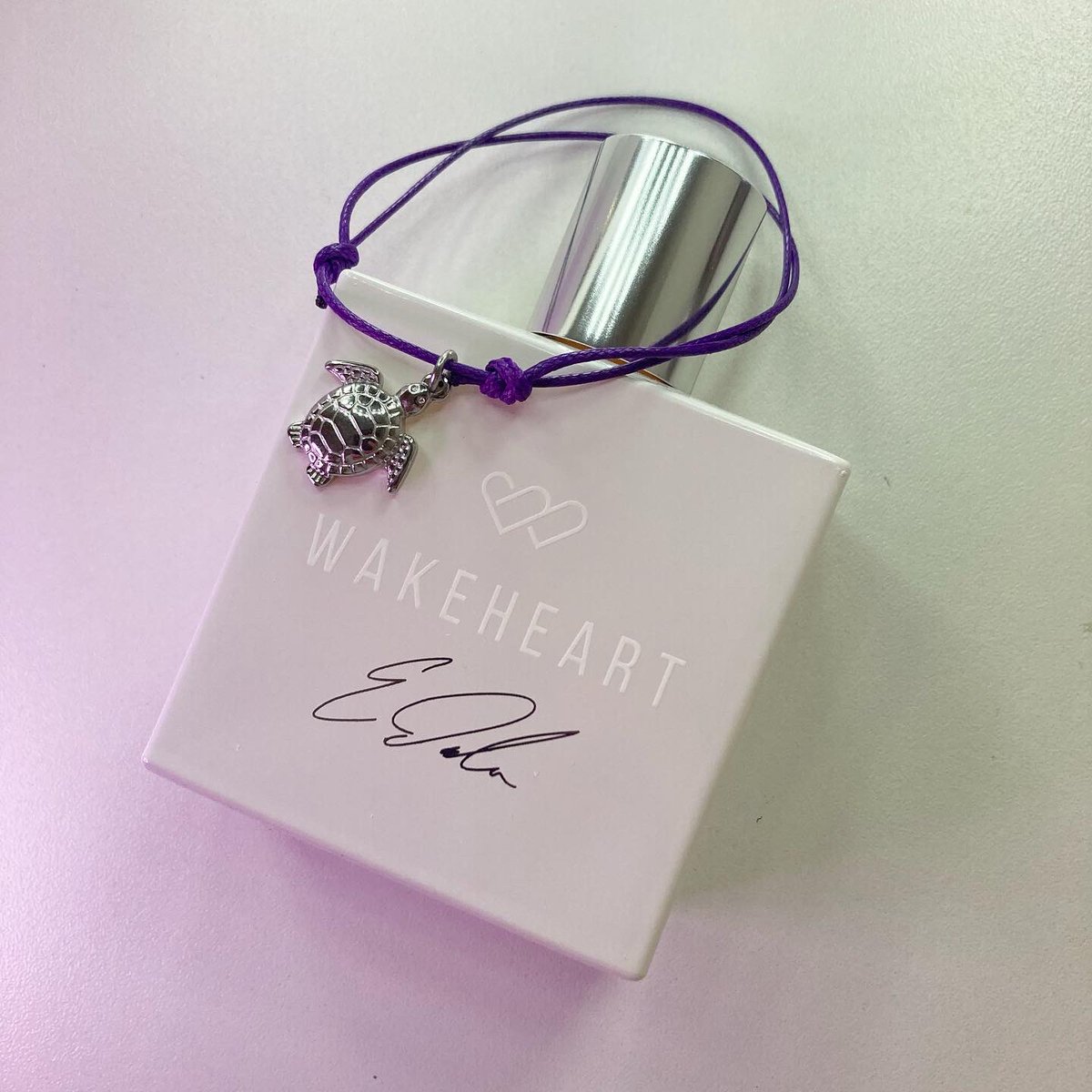 makeupdelirium's tweet photo. Loving my new @Wakeheart fragrance 🌸Conscience Conversations🪵

This is my second fragrance from #wakeheart and I always get compliments when wearing it!
.
.
.
#fragance #parfum #perfume #frangancelovers #fragranceaddict #fraganceoftheday #flatlay #beauty https://t.co/W3XiczN3GT