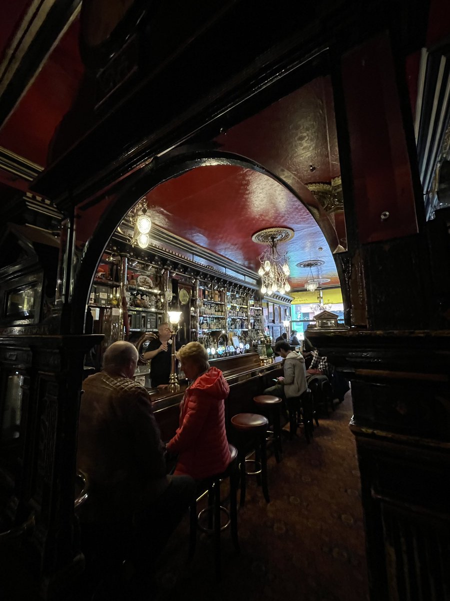 DavyW14's tweet photo. Dublin pints #thelonghall https://t.co/cAHOhB0ja9