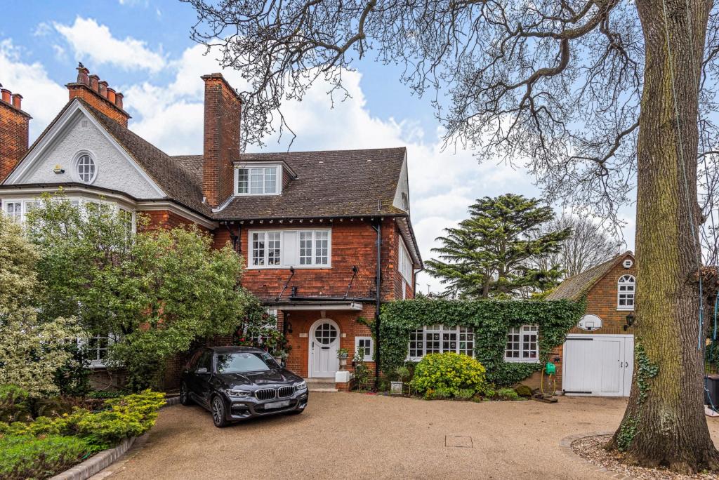 Pines Road, Bickley
£1,750,000

☎️ 020 8325 8000
📧 ch@jdmestateagents.com

#Bickley #Chislehurst #Bromley #zone6 #selondon #luxuryhome #edwardian #periodproperty #heatedpool #electriccarcharger #summerhouse #6bedrooms #6bedhouse #property #propertyforsale
