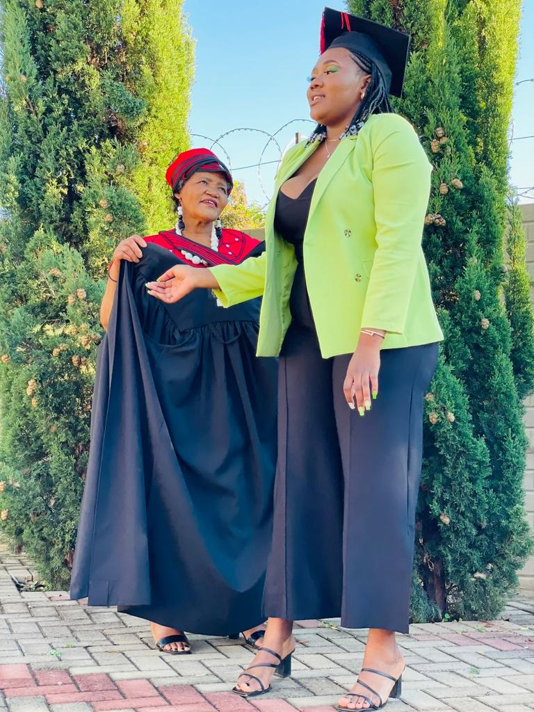lindelani_weza's tweet photo. Arh mnganam๐ฅบ๐ฅบโค๏ธcongratulations marn ๐ฅบ๐ฅบI'm so proud of you @zannie_lmn1 #ufsgraduation https://t.co/CoSNMhadR1