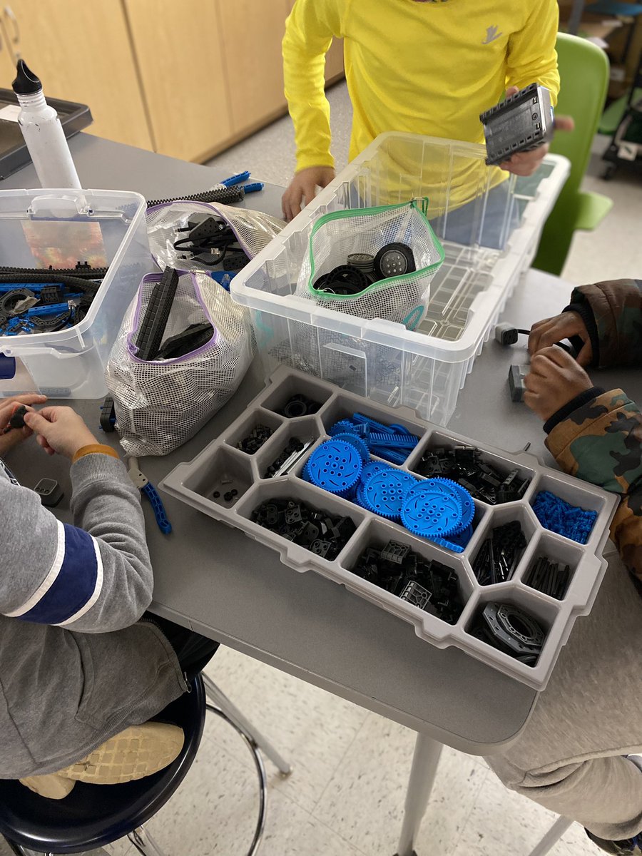 scullotta22's tweet photo. First time getting our hands on robots! @pltw #5thgrade #6thgrade #bhwarriorpride #bhmsstem #vex #robots #pltw #pltwlaunch https://t.co/fXFizImRwJ
