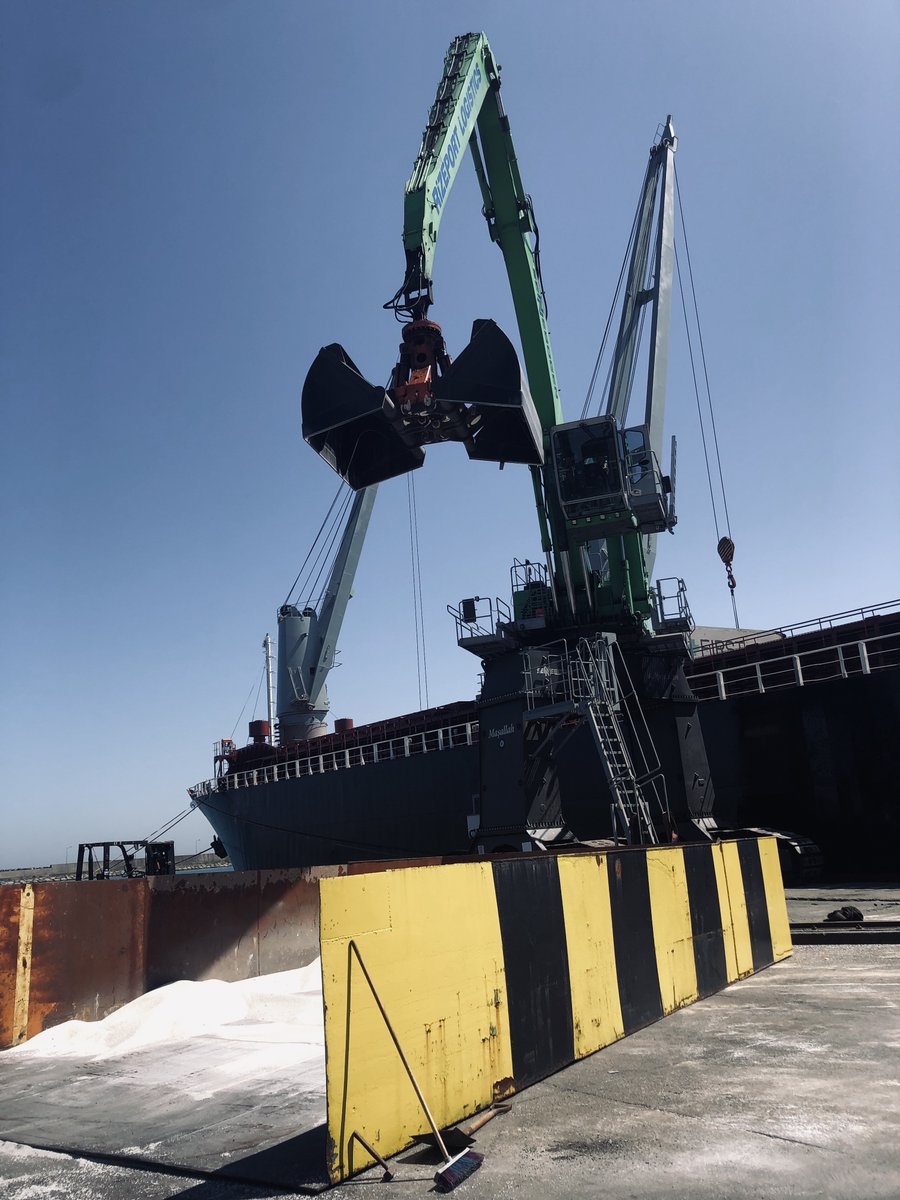 MCillioglu's tweet photo. Rize limanı Avrupa kıtası #Transit gübre yüklemesi
@AsimRizeport @rizeport #eforgübre #riport #rizeport #rizelimanı #portofrize #rizeagency #rizeacente #rizetug #ridenpet #gübre @CilliogluAsim @KRALFAYSAL1953 https://t.co/yAfwbbAg1P