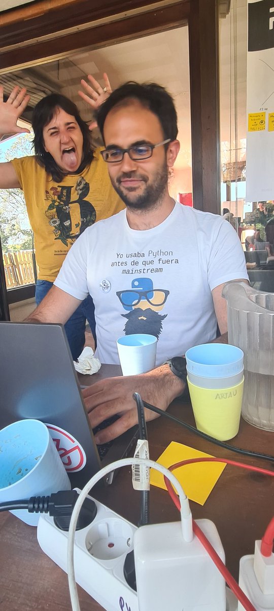 Blackhold_'s tweet photo. #PyCampEs y la api del demonio de #musicbrainz https://t.co/giEJNXdnji
