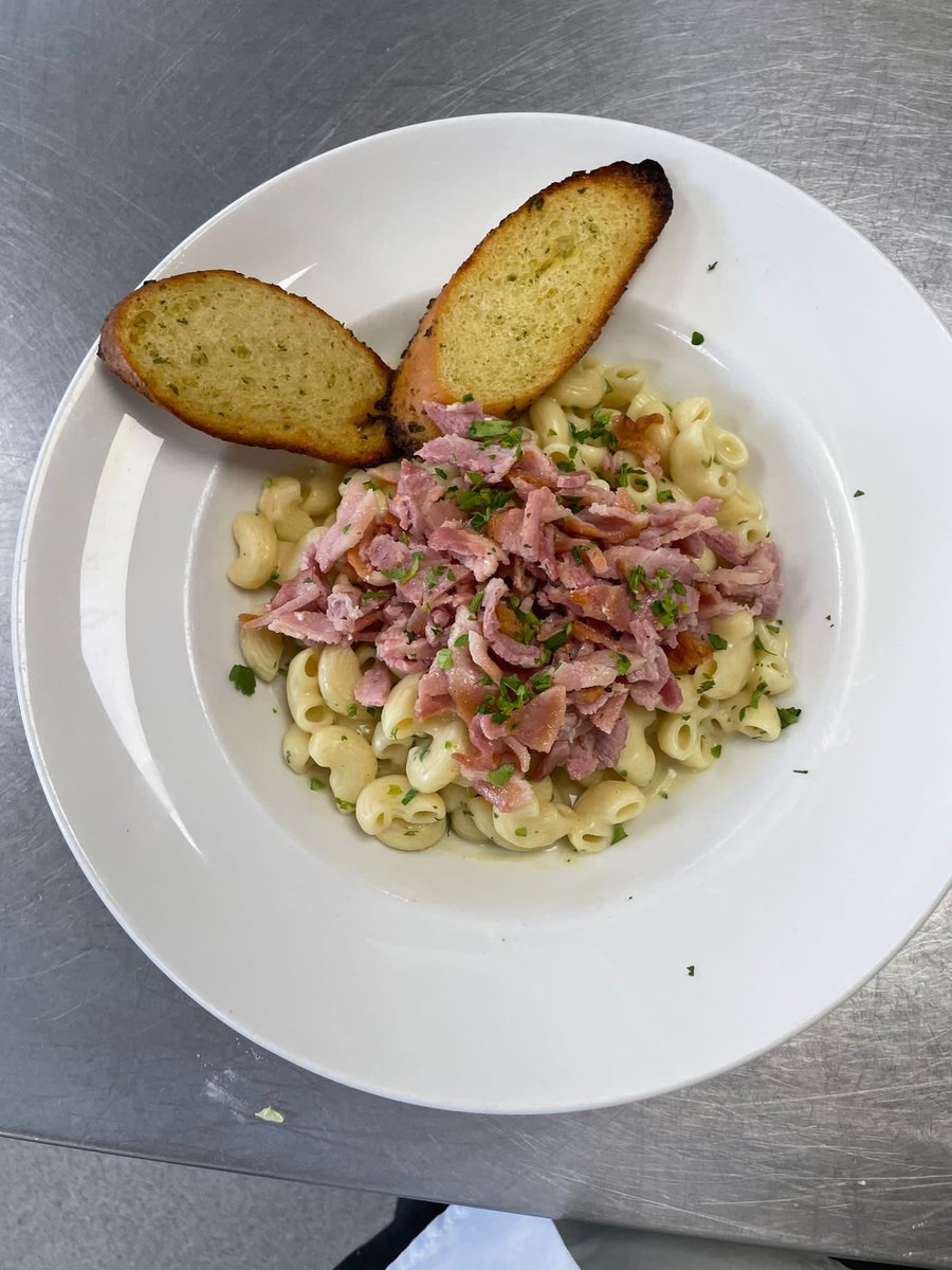 jct17m4pitstop's tweet photo. Mac n cheese, new on the menu @jct17m4pitstop and delicious π #pitstop #Lunchtime #foodie #m4services #drivers #hgvdrivers #commercialdriver https://t.co/gSu2ewlkak