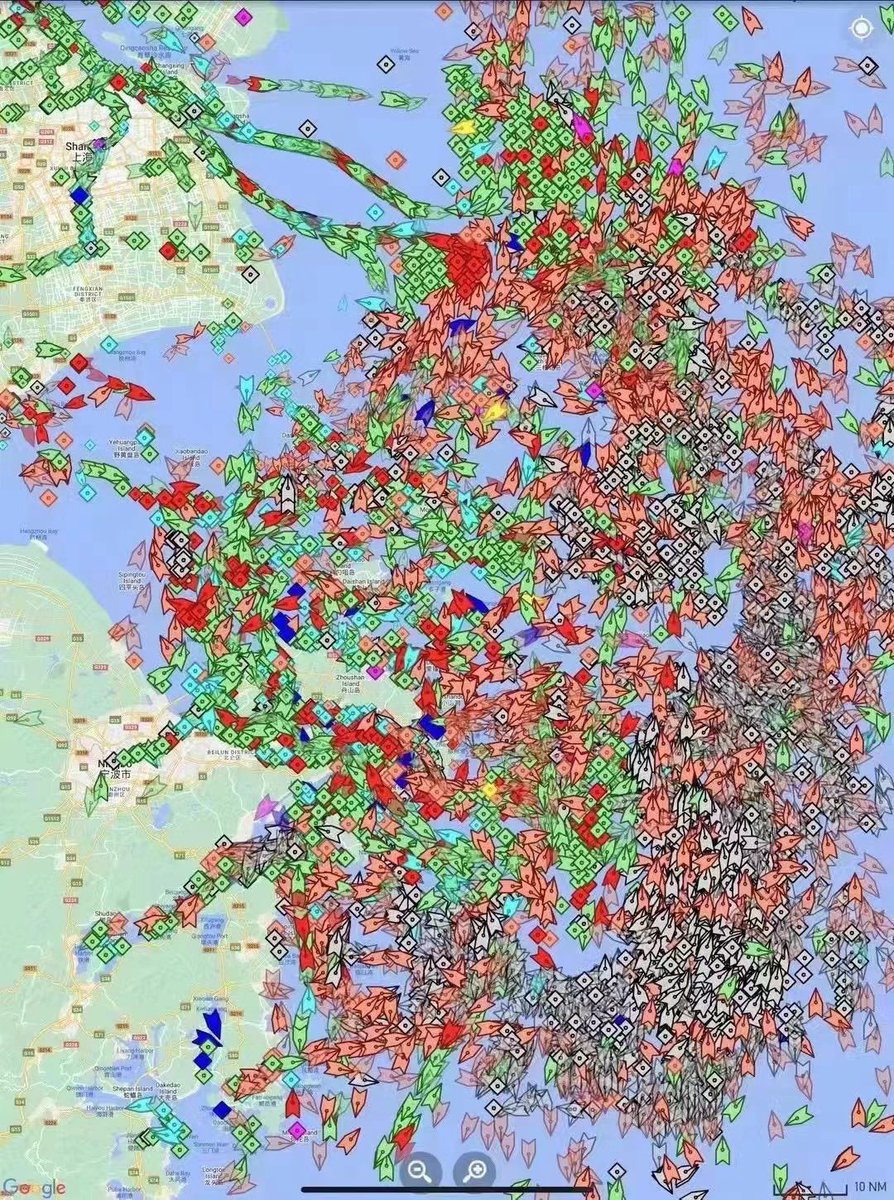 Estos son los barcos que esperan descargar(y cargar)en el puerto de Shanghai,el mayor por volumen del mundo

26 millones de habitantes llevan 1 mes confinados por 3 muertos(edades:88 y 91 años)

Se avecina un colapso en la cadena de suministros como nunca

Y no,no es casualidad