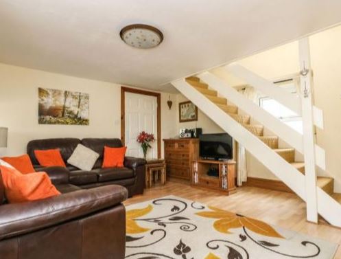 TheHolidayCots's tweet image. A warm welcome awaits you at Manor Farmhouse Cottage. Book your stay and explore the stunning Cornish coastline.
🛏️ Sleeps 1-4
theholidaycottages.co.uk/Cornwall/8659
#FarmhouseCottage #WarmWelcome #FamilyHoliday #Staycation #Explore #CoastalWalks #Beach #StDay #Truro #Cornwall @MFHCottage