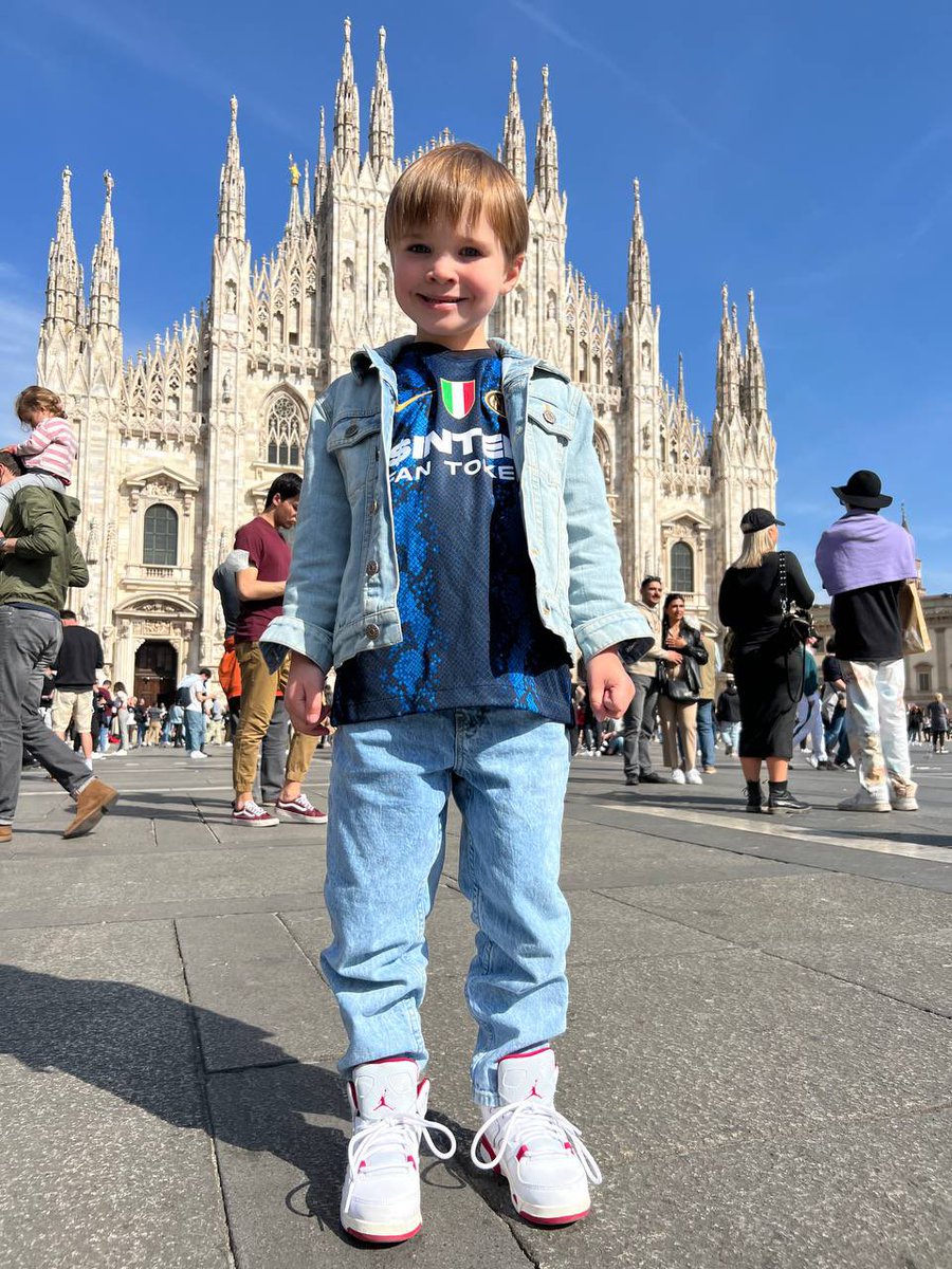 interclubua's tweet photo. Myron from Kyiv will support @inter_en at the stadium today! 🖤💙🇺🇦
FORZA  @Inter https://t.co/rK2e5LfHiP