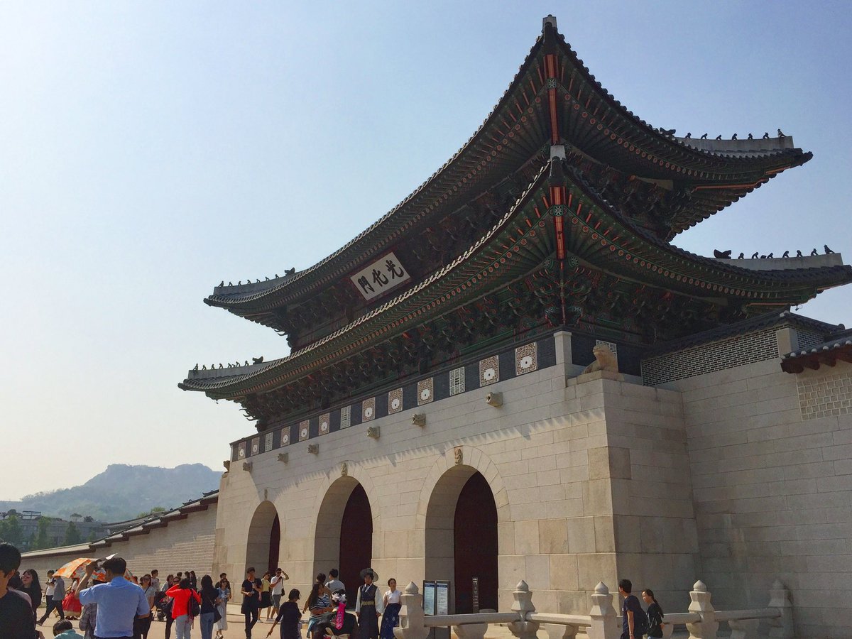 It’s #traveltuesday and Gyeongbokgung (경복궁), you’re lookin’ fabulous as always! 🏯✨
.
.
.
#korea #seoul #gwanghwamun #gwanghwamunsquare #gyeongbokgung #spring #travel #shotoniphone #se0ulsearcher #서울 #광화문 #광화문광장 #경복궁 #여행스타그램 #여행 #역사 #사진 #봄