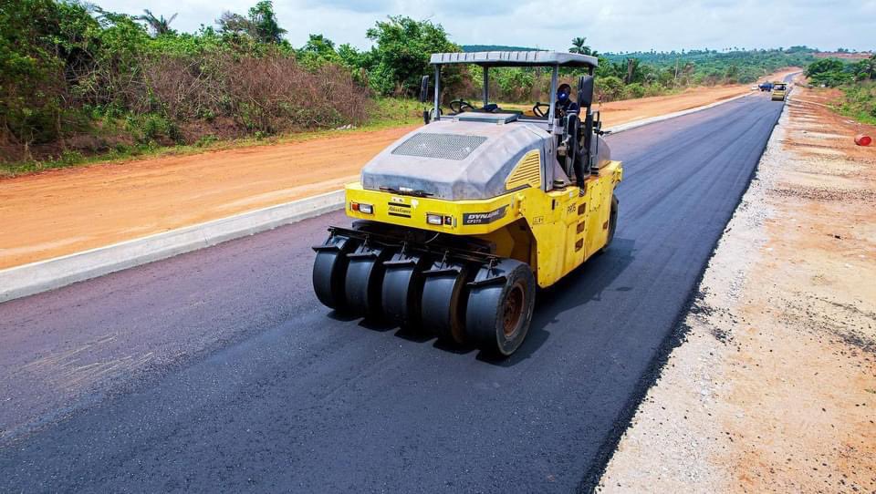 debodizle_'s tweet photo. The 24km Ikenne-Ilishan-Ago Iwoye Road is progressing as planned. 

As we speak, a section of the road is being asphalted and getting set for use. 

People from Ikenne, Odogbolu and Ijebu North LGs, would soon experience ease in their domestic and commercial activities, as well… https://t.co/edSCjjdEMN