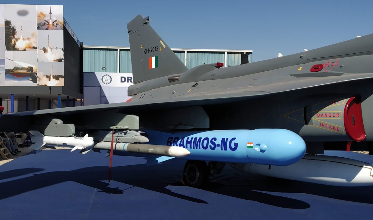 DefenceSap's tweet photo. #LCATejas Loaded with TOP GUN #BrahmosNG alongwith R-73 &amp; R-77 A2A Missiles I guess.. 
Its planned for Test Firing in 2022. Will have advantages over its Predecessor, like-
1. Weight - 1.5 T (Max)
2. AESA Radar rather than Mechanically Scanned.
3. Less RCS to Dodge Air Defence https://t.co/PlGYIkUjFl