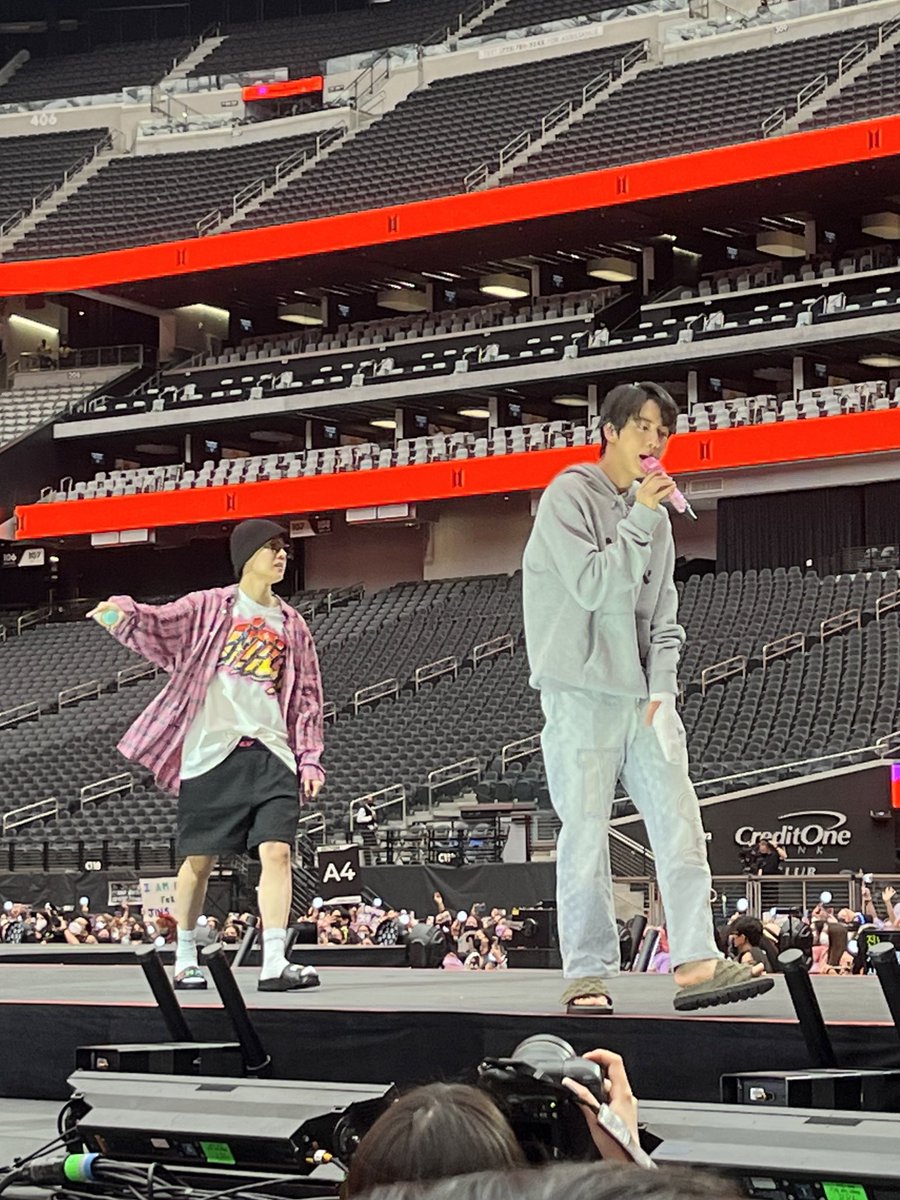lykolx's tweet photo. Fully not ever going to get over looking Jungkook in the eye 🥲 and being so close to the boys 😭 absolute best night ever ever ever https://t.co/kmN3h871Au