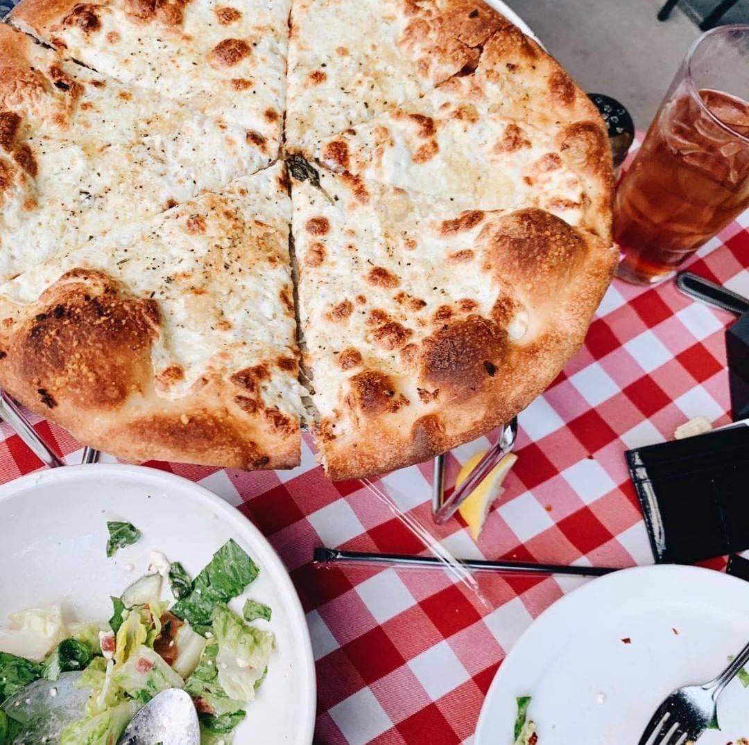 Happy National Garlic Day! The White Pizza with Garlic from @GrimaldisPizza is where it’s at. #nationalgarlicday 🧄 #garlicday #grimaldispizzeria #garlicpizza