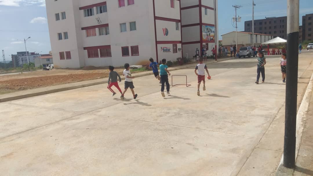 Minhvi_Oficial's tweet photo. Desde el Urbanismo La Pastoreña en el Edo. #Bolívar, enmarcado en los 11 años de la #GMVV y como parte del "Festival de los Comité Multifamiliares por el Buen Vivir". Continuamos dando atención a los viviendo venezolanos, creando espacios para la convivencia y el esparcimiento. https://t.co/W822bvsDc1