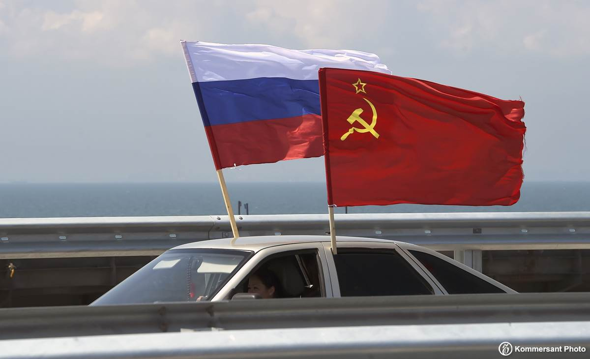 Депутаты от КПРФ сегодня, 19 апреля, внесли в Госдуму законопроект, предлагающий установить флаг СССР в качестве государственного флага Российской Федерации. Соответствующий документ опубликован на официальном портале Госдумы.

amp.gs/jltYt