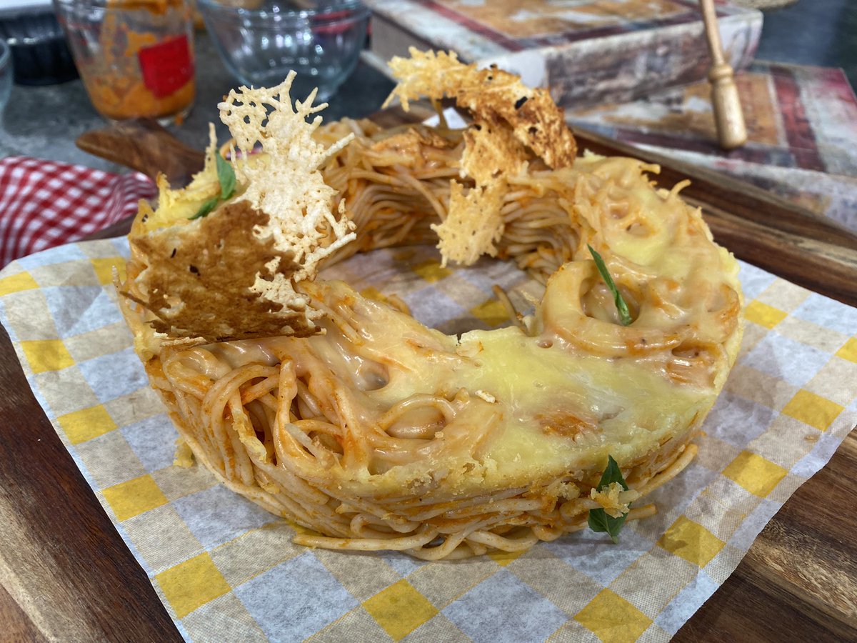 VengaLaAlegria's tweet photo. ¡Así quedó el delicioso y espectacular pastel de pasta que nos hizo nuestro @chefmarianos en #VLA! 🙌🏻🎉🍝📺 #YoConVLA https://t.co/zbxbYVKAu1