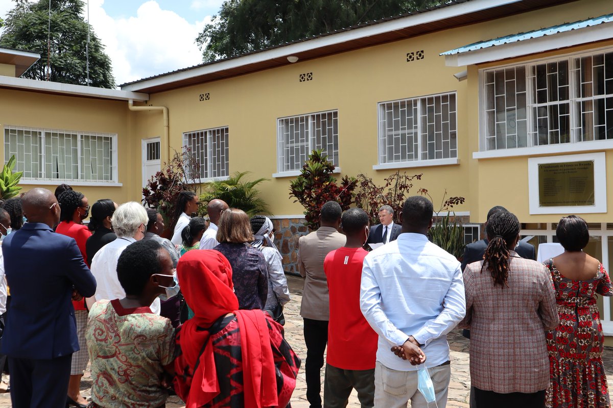 ambafrancerwa's tweet photo. Cérémonie à l'ambassade de France en hommage aux personnels victimes et rescapés du génocide contre les tutsi #Kwibuka28 https://t.co/4IniBdkIAK