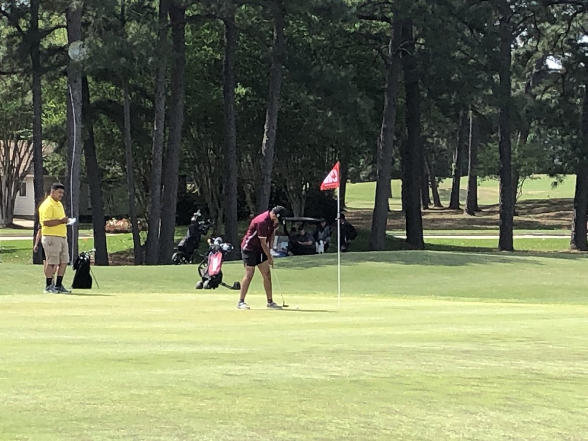 Roman finishing up on the last hole of the day #Regionals #LockhartLeading @LOCKHARTHS @LocLions