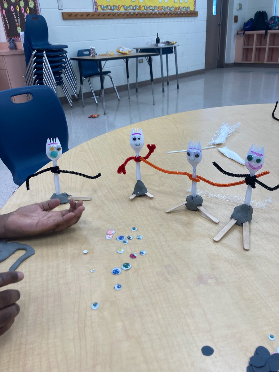 STESAfterschool's tweet photo. Our #SuperPanthers getting creative with jewelry design and creating one of their favorite movie characters, Forky! @SeminoleTrails @ExtLrngSDPBC @PrimeTimePBC #AfterschoolWorks #AfterschoolMatters #ToyStory #Disney https://t.co/Wn7bYGlQlO