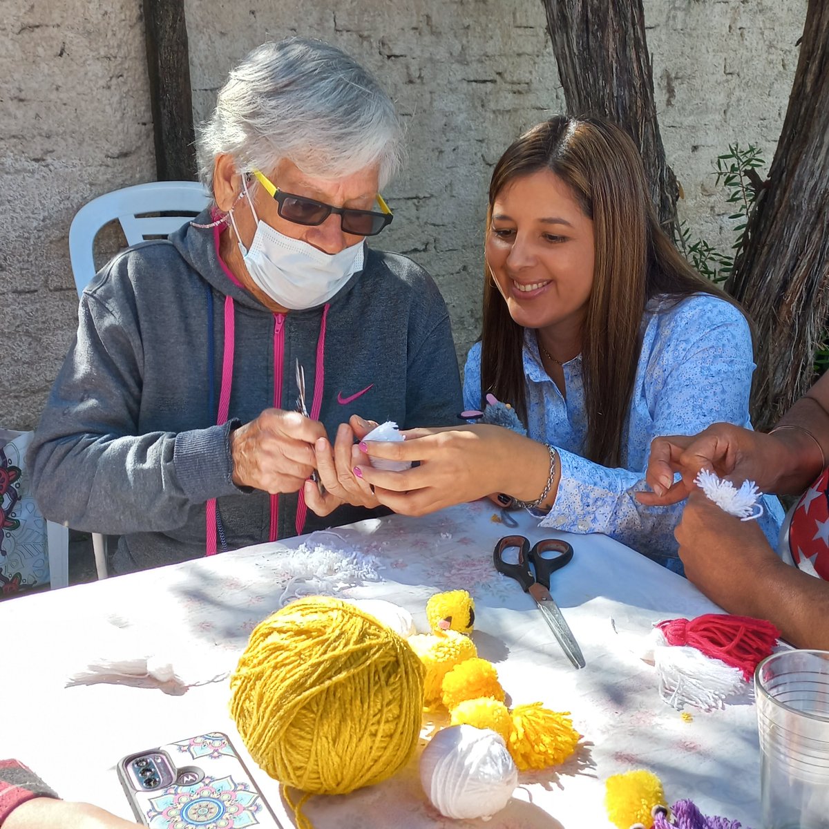 sabrinasienra's tweet photo. ... 🌱Entrega de Plantines y 🧠Taller para la estimulación cognitiva.
Además, cerramos la jornada con un pequeño show para que se diviertan.🎙️
#LeoEsNoe
#EstamosCerca #ProgramaLazos https://t.co/GQJGVkRkL8
