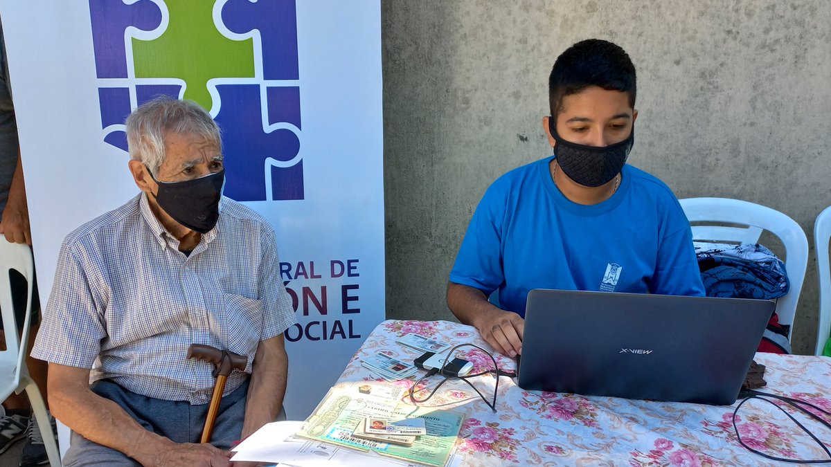 sabrinasienra's tweet photo. ... 🌱Entrega de Plantines y 🧠Taller para la estimulación cognitiva.
Además, cerramos la jornada con un pequeño show para que se diviertan.🎙️
#LeoEsNoe
#EstamosCerca #ProgramaLazos https://t.co/GQJGVkRkL8