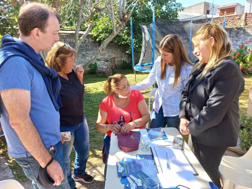 sabrinasienra's tweet photo. ... 🌱Entrega de Plantines y 🧠Taller para la estimulación cognitiva.
Además, cerramos la jornada con un pequeño show para que se diviertan.🎙️
#LeoEsNoe
#EstamosCerca #ProgramaLazos https://t.co/GQJGVkRkL8