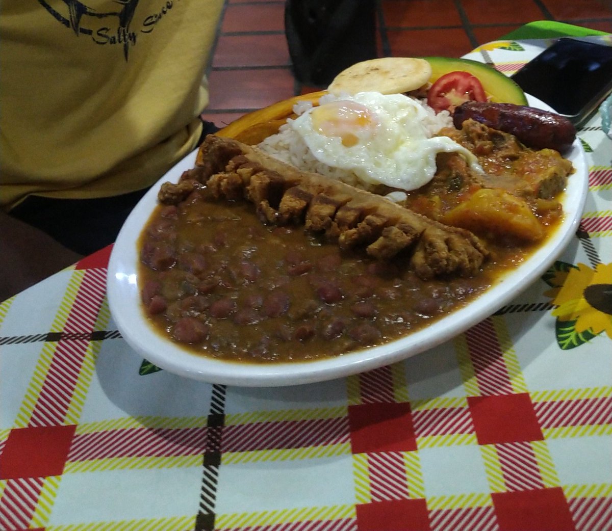 RichardACohen3's tweet photo. @madmozu Están hechando pique esas bandeja y fue hecha en Venezuela por Colombianos... https://t.co/6GZ3vn0Onu