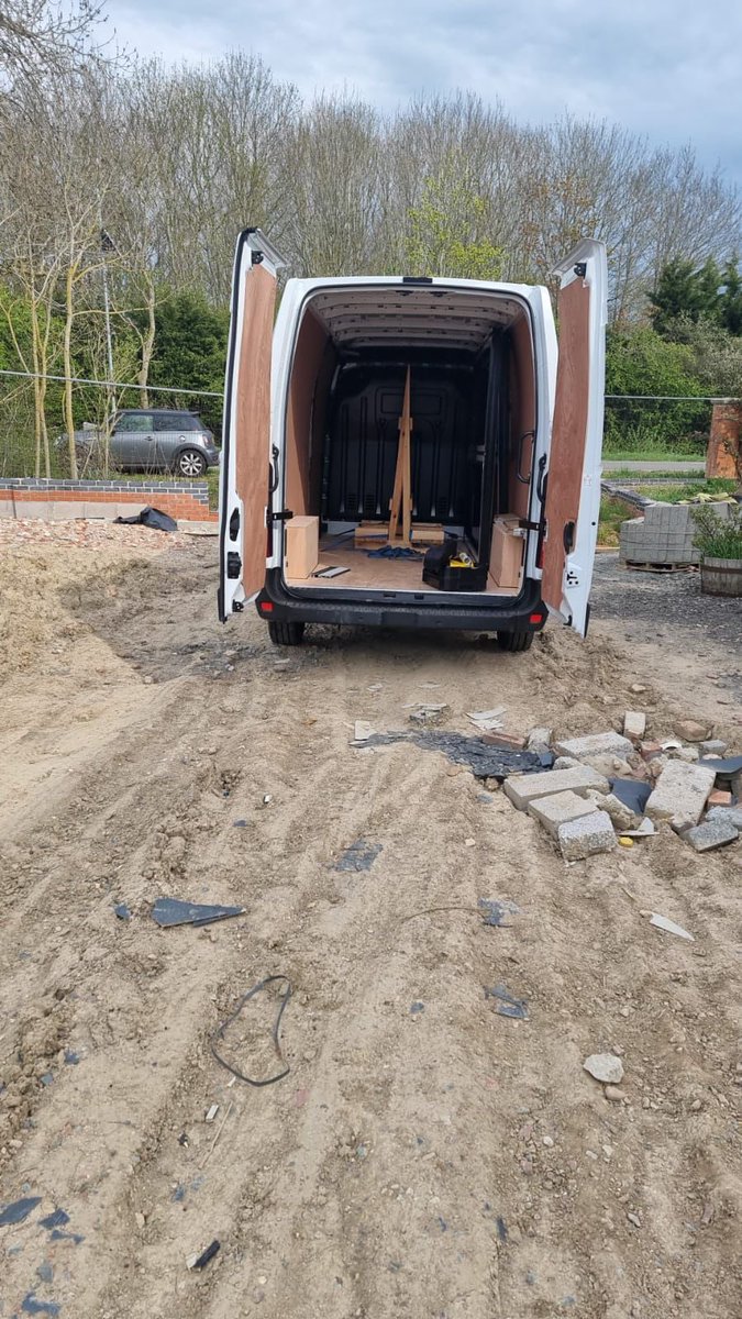 rocket_hire's tweet photo. Customers are happy with the service! XL wheelbase van transporting roof lights today 👏🏽 🪟 💡 🚐 https://t.co/Zl1gml2PiR