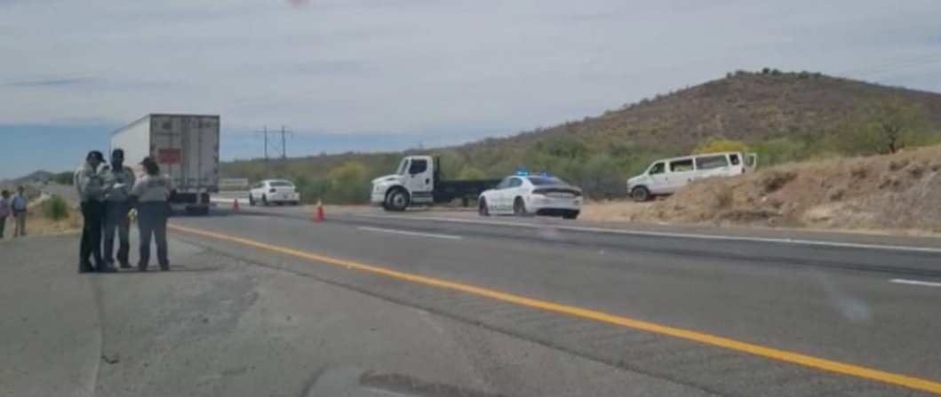 Mueren 8 personas de origen guatemalteco y 9 lesionados, hechos en el km 107 tramo Hermosillo-B. Hill, el destino era trabajar en campos de la región de #Altar <a href="/GN_Carreteras/">Guardia Nacional Carreteras</a> <a href="/fgjesonora/">Fiscalía de Sonora</a> <a href="/Amicsonora/">AMIC Sonora</a> <a href="/CAPUFE/">CAPUFE</a> .