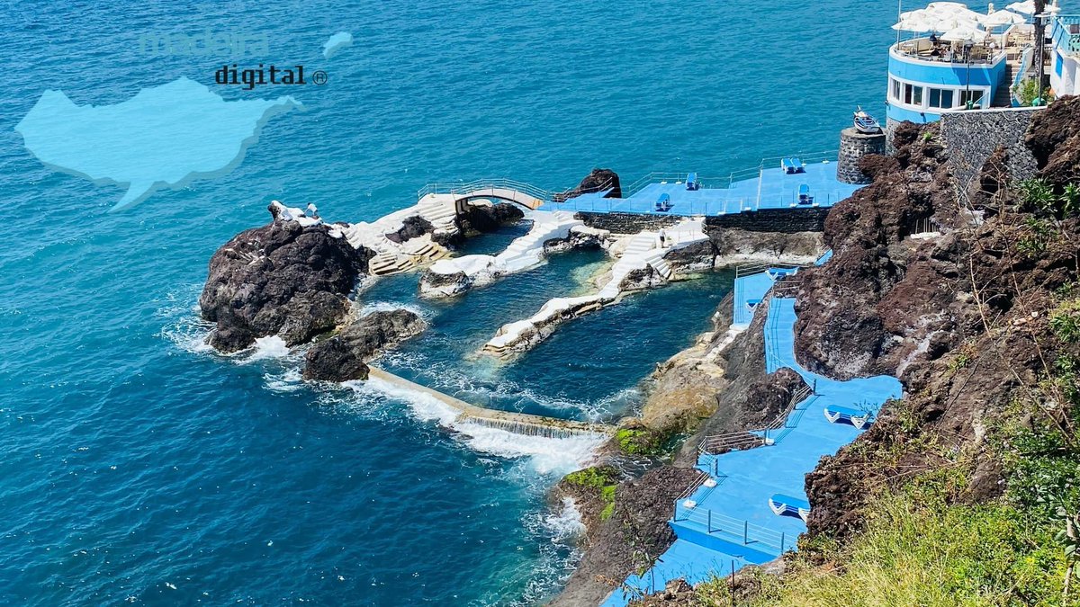 MadeiraDigital's tweet photo. 🇬🇧 Docas do Cavacas, located in Funchal, is a natural pool of volcanic origin, which also has direct access to the sea, being a popular space for madeirans and tourists, in the many sunny days that Madeira provides throughout the year.

#️⃣#madeiradigital 
https://t.co/MT2oefHmIf https://t.co/ZqAB9YbsLh