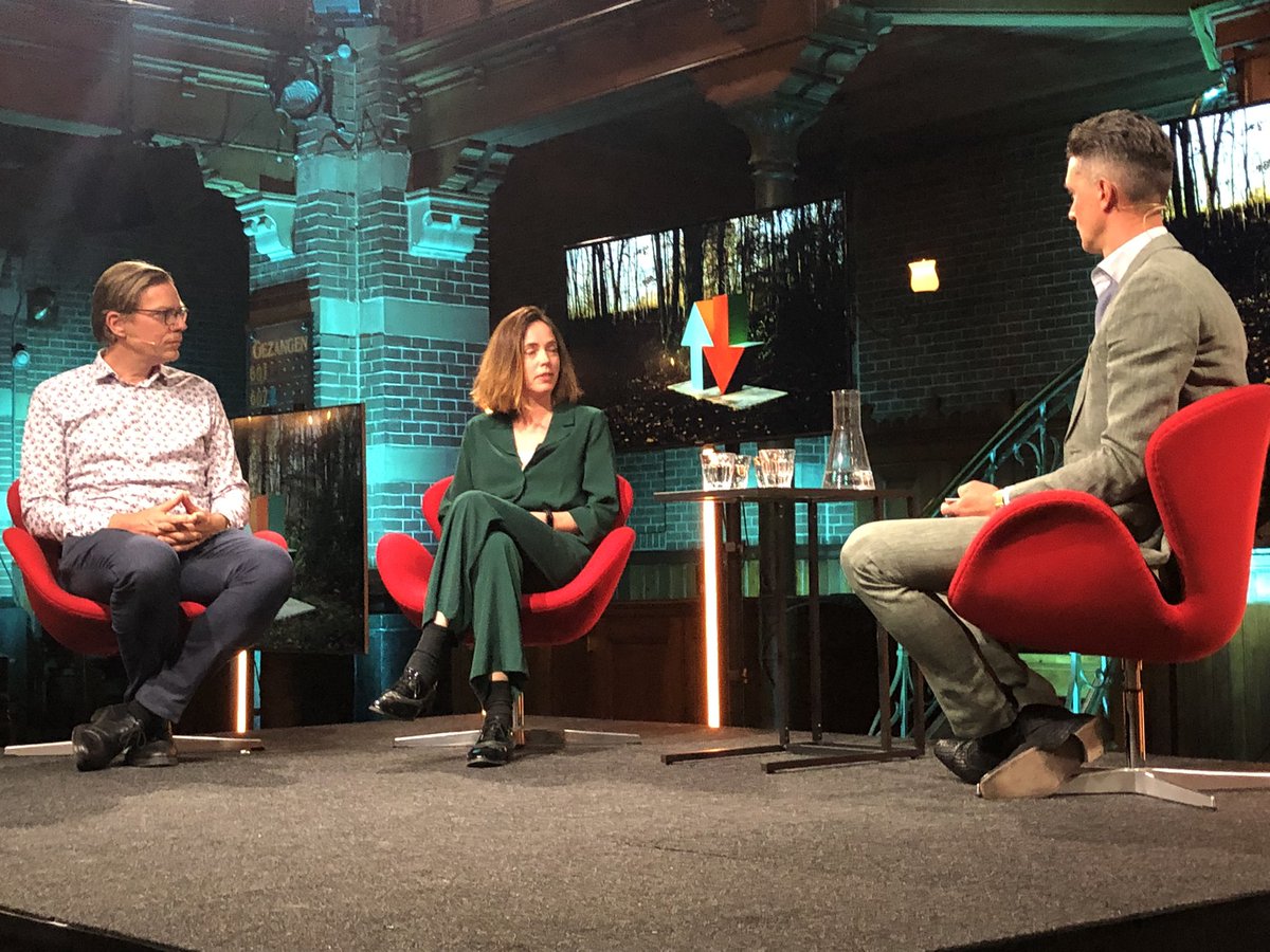 ESSB_Erasmus's tweet photo. Zeer levendige discussie tussen @drk75 Derk Loorbach en @SandraPhlippen over de economische toestand van de wereld en hoe nu verder. Bij #Studioerasmus https://t.co/2Gi34OECmG