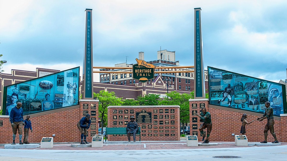 TheTaleofaTown1's tweet photo. Did you know that 25 locations of Green Bay's rich history is showcased on the Packer's Heritage Trail? The Trail Plaza located on Cherry Street in Downtown Green Bay! Visitors can walk, bike, drive, or trolley through the trail. Visit https://t.co/oePku9zN45 to learn more! https://t.co/qBX4Z2VFfj
