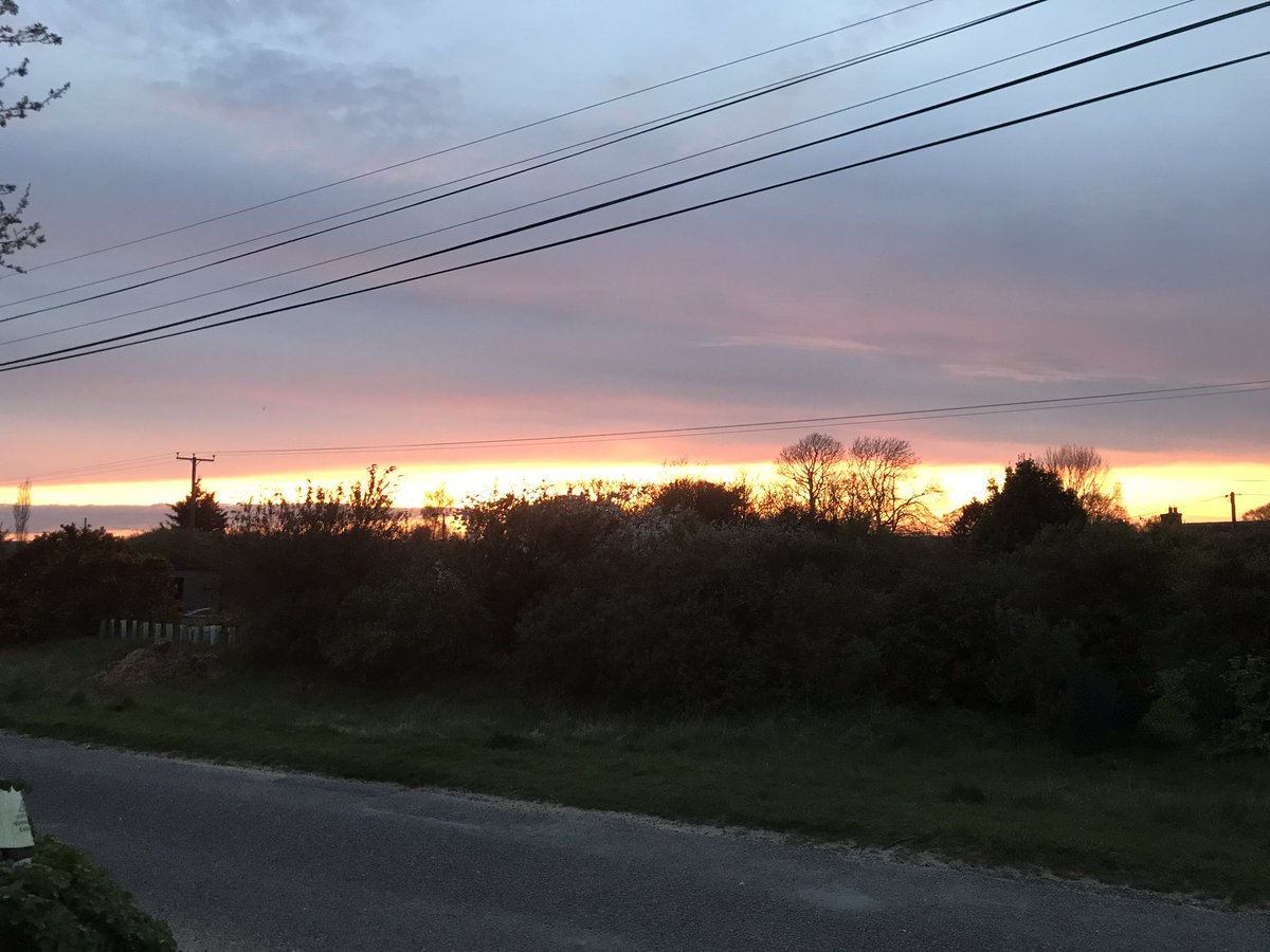 susiehammondart's tweet photo. Sunset in Blaxhall @susiehammondart #suffolkart #suffolkskies #suffolksunset #suffolkcoast #villagelife #Sunset #suffolkartist #beautiful #eastanglian #suffolkblogger #eastanglianarts https://t.co/iGB4FjFr4M