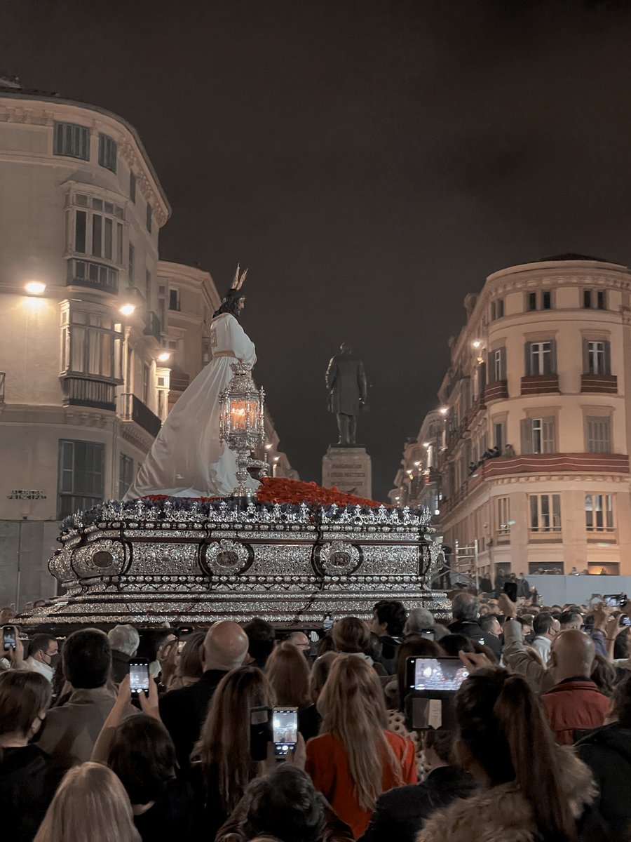 DanGamboaB's tweet photo. Después de muchos años, Málaga vive una Semana Santa en las calles. En este reportaje, les mostraré mis imágenes, recorridos e impresiones de una semana un tanto polémica y de cómo lo viví a pie del calle.

#MinisteriodeExploraciónUrbana
#CofradíasMLG
Abro hilo.🔽 https://t.co/kbv31C22XV
