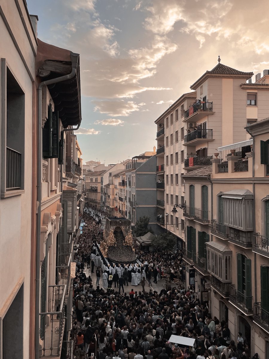 DanGamboaB's tweet photo. Después de muchos años, Málaga vive una Semana Santa en las calles. En este reportaje, les mostraré mis imágenes, recorridos e impresiones de una semana un tanto polémica y de cómo lo viví a pie del calle.

#MinisteriodeExploraciónUrbana
#CofradíasMLG
Abro hilo.🔽 https://t.co/kbv31C22XV