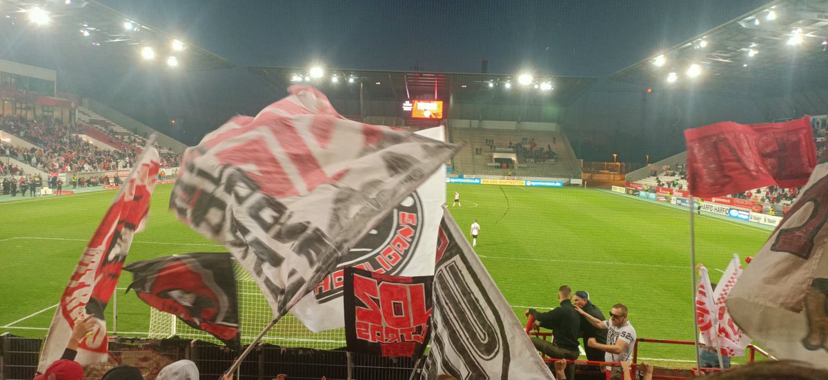 JorisG90's tweet photo. Heerlijk avondje voetbal in Stadion an der Hafenstraße! Fanatieke aanhang, 90 minuten lang op een stampvolle staantribune in de Regionalliga. Hopen op promotie naar de 3e Liga! #RWESVL https://t.co/l7pEokuNOq
