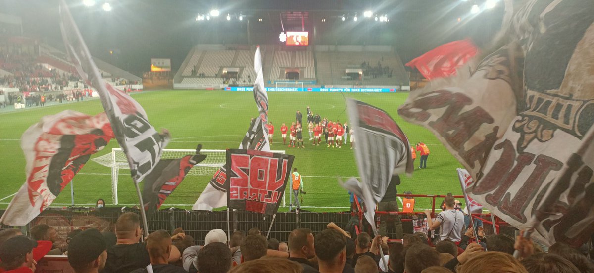 JorisG90's tweet photo. Heerlijk avondje voetbal in Stadion an der Hafenstraße! Fanatieke aanhang, 90 minuten lang op een stampvolle staantribune in de Regionalliga. Hopen op promotie naar de 3e Liga! #RWESVL https://t.co/l7pEokuNOq