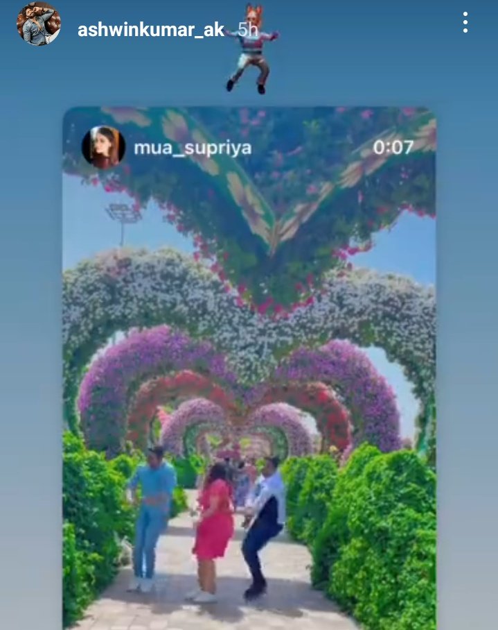 Chan402201621's tweet photo. Few are not Accepting Reality
But this is the Reality 😂

#ashaangi #Sivaangi 
@sivaangi_k 

Their Family Friends are known What is between them😍

Teju DP vechhanu Avala thitniga but Inga Oruthar Semaya Content tharaaru😂
Evlo reel irunthum Intha reel tha Share pannanuma Jessy😌 https://t.co/TtyLPpP2TL