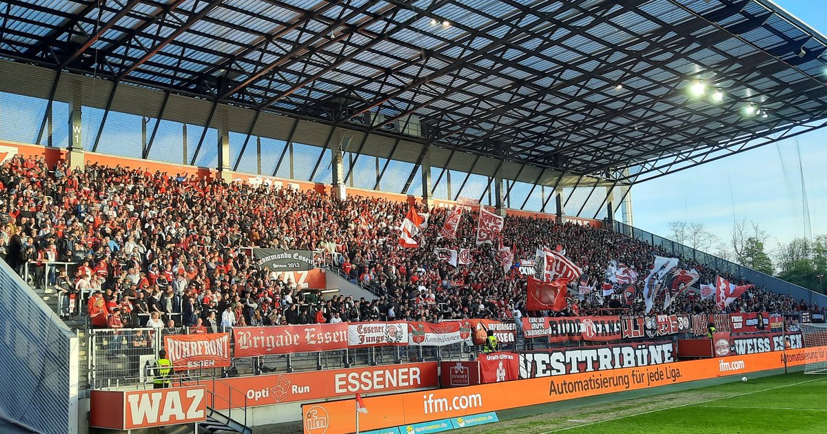 weltderamateure's tweet photo. ⚽️ Regionalliga West
Rot-Weiss Essen vs SV Lippstadt 4:0 (2:0)
🏟 Stadion an der Hafenstraße
👨👩👧👧 10123 Zuschauer
🎫 16 €
🍺 4 €
#groundhopping #Groundhopper #stadion #fussball #soccer #floodlight #RWESVL @rot_weiss_essen #Regionalliga @rl_west https://t.co/3YIORUBqP0