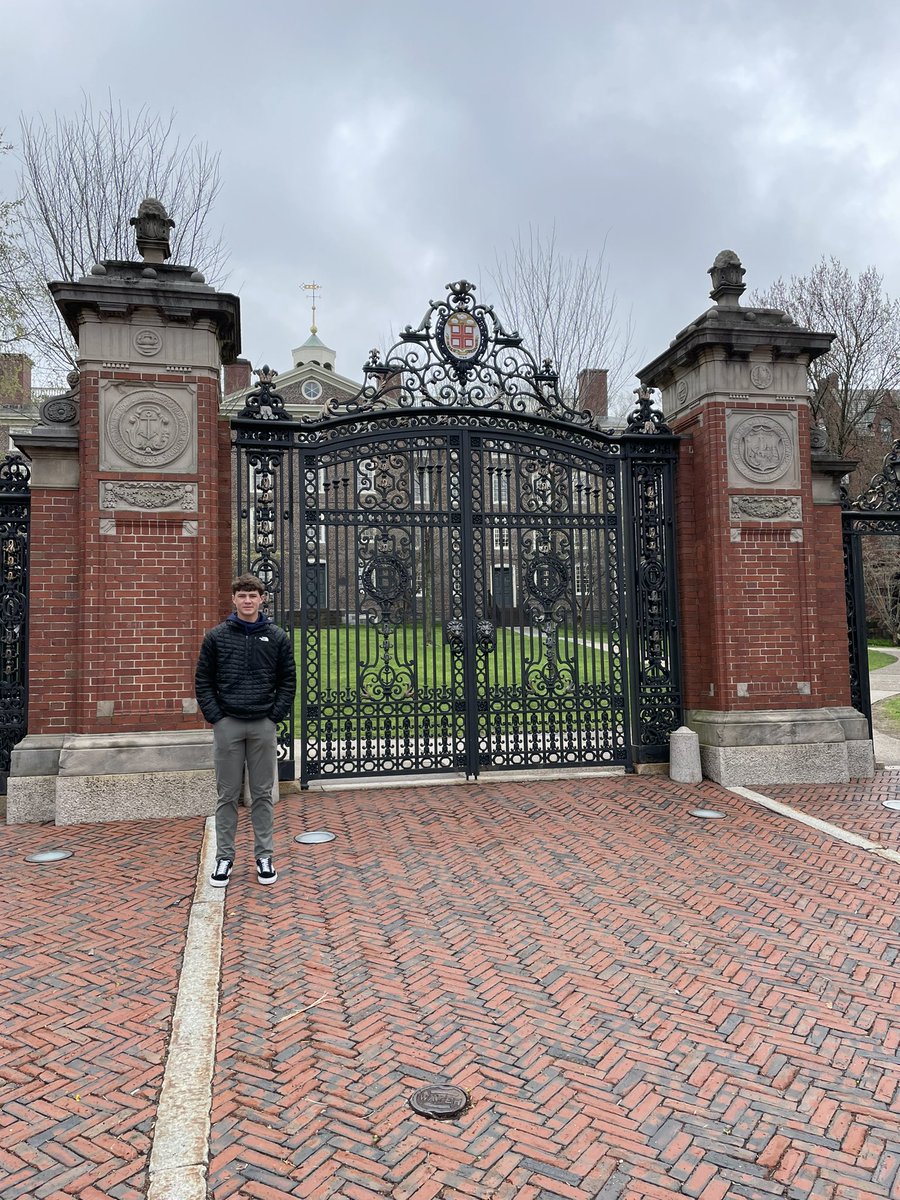 ColbyWhite09's tweet photo. Had an amazing time today with @BrownUFootball! Thank you coaches for making today special! @coachDjackson1 @CoachFrizBrownU @BrownHCPerry @QBHitList @coachkeith_1k @LJ_Reyna @BrandonHuffman @PrepRedzoneCA @Elite11 https://t.co/8ou0BewKHC