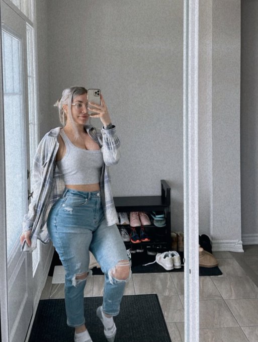 This probably won&rsquo;t get many likes but I think I look cute with clothes on also I&rsquo;m 5&rsquo;3 for reference