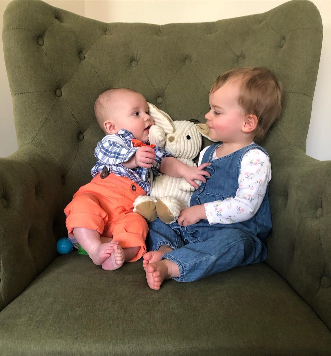 TactQueen's tweet image. Cuteness overload 🐇♥️🐰♥️🐣♥️ #AuntLife