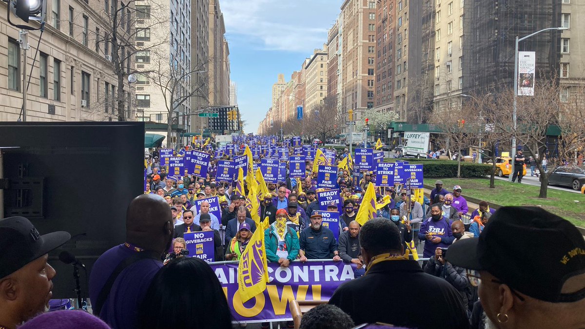 📢VICTORY!!! <a href="/32BJSEIU/">32BJ SEIU /// #BuildingJustice 🧹✊🏽</a> building workers &amp; the <a href="/RABOLR/">RealtyAdvisoryBoard</a> have reached a Tentative Agreement that achieves historic wins for the union’s membership in what will be the first post-pandemic contract between the two sides. 🎉🎉🎉
LIVE at ➡️facebook.com/events/5111301… for more details! 💜💛