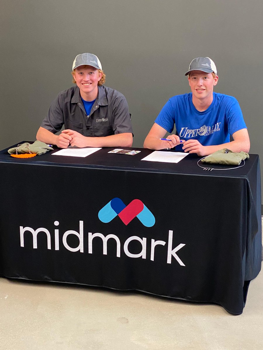 UVCareerCenter's tweet photo. 𝐂𝐥𝐢𝐧𝐭 𝐚𝐧𝐝 𝐂𝐨𝐫𝐞𝐲 𝐇𝐢𝐥𝐠𝐞𝐟𝐨𝐫𝐭 sign their full-time employment offers with @Midmark. These FL brothers are seniors in Manufacturing and Machining. They have been apprentices with Midmark for one year. #UVCC #ApprenticeOhio #CareerTechOhio #Manufacturing https://t.co/ETFUPhGshH
