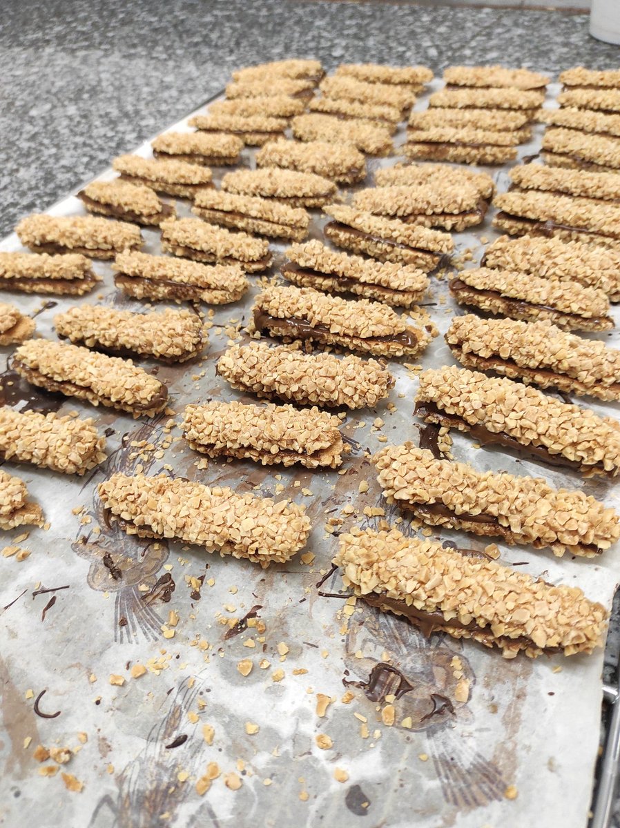 ChiaraColomba's tweet photo. Biscotti con granella di nocciole e cioccolato.
#cioccolato #nocciole
📍Ferrazzi https://t.co/imBbqPr0EE