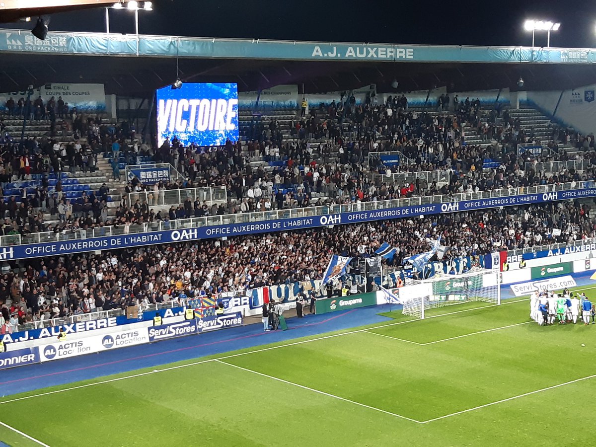 BlanchotJacques's tweet photo. Belle victoire de l'@AJA ce soir dans le derby contre Dijon 2-1. Tifo grandiose des @UltrasAuxerre90. @GroupamaPVL partenaire de l'@AJA , @Malherbe_B . Fier d'être Auxerrois. https://t.co/ePinHnYKhZ