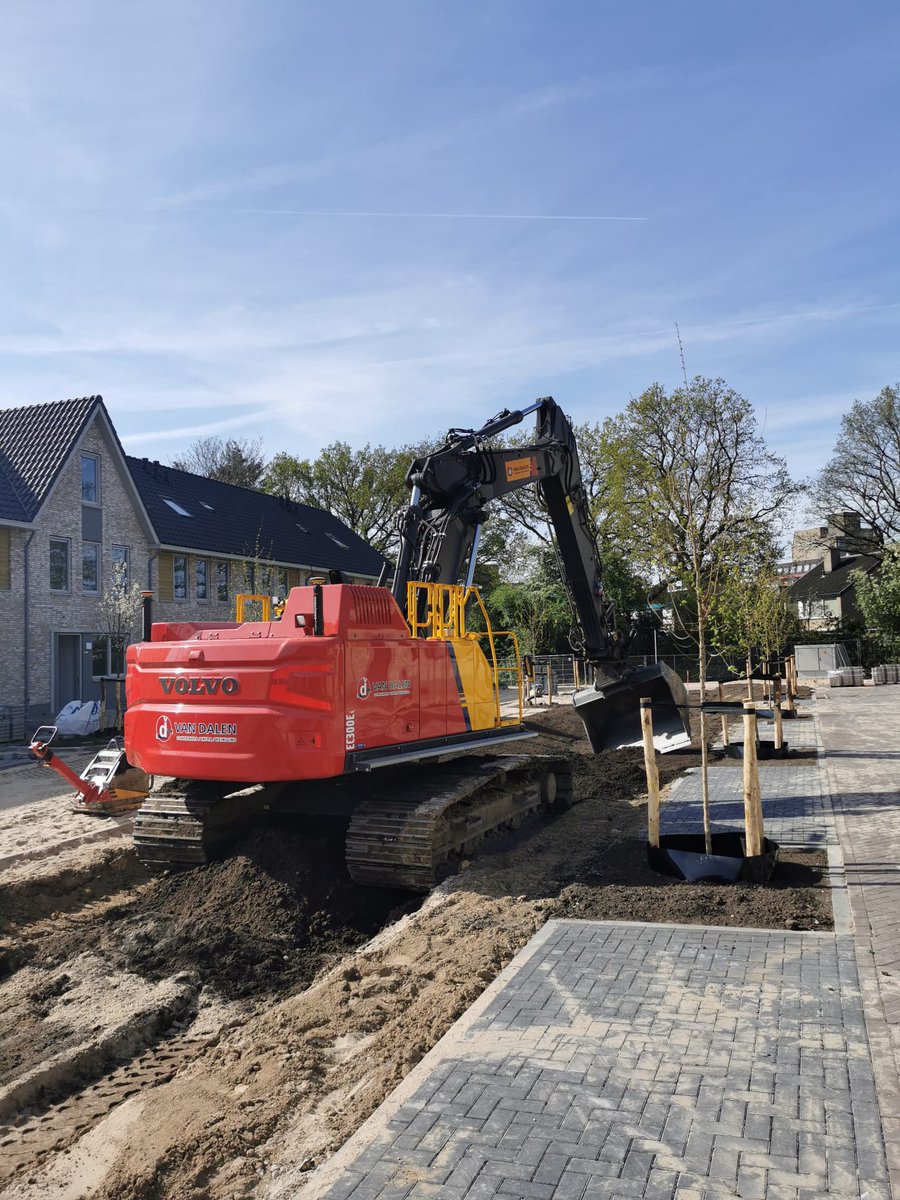 InfraVan's tweet photo. ℍ𝕠𝕗 𝕧𝕒𝕟 ℕ𝕚𝕛𝕞𝕖𝕘𝕖𝕟

Op het nieuwbouwplan Hof van Nijmegen zijn wij bezig met het grondwerk voor de wadi's. Allereerst wordt in de bodem van de wadi een drainagekoffer gemaakt en vervolgens wordt de bodem afgewerkt met drainage en filterlaag.

🟡🔴 👷🏻‍♂️👷🏻‍♀️ 🚧 🚮 🦺 ♻️ 🚛 https://t.co/H3lMZa1Slk